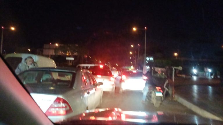 توقف السير على طريق المطار بعد قطعها إحتجاجا” على منع الطائرات الإيرانية من الهبوط في مطار بيروت الدولي …ووصول الجيش اللبناني لفتح طريق