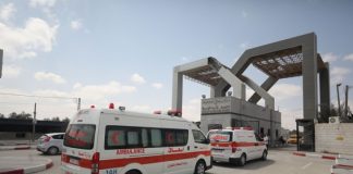 وصول سيارات الصليب الأحمر إلى خان يونس ضمن ترتيبات تسليم أسيرين إسرائيليين في الدفعة الرابعة من تبادل الأسرى