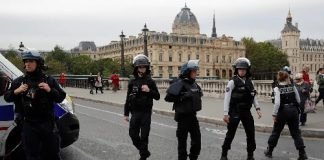 الشرطة الفرنسية تقتل رجلاً يحمل سكيناً في باريس