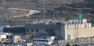 *سكاي نيوز’: حافلة تنقل الأسرى الفلسطينيين تخرج من سجن عوفر بالضفة الغربية باتجاه مدينة رام الله’*