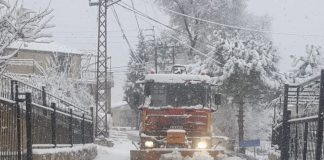 *جرف ثلوج لتسهيل حركة المرور في حردين*