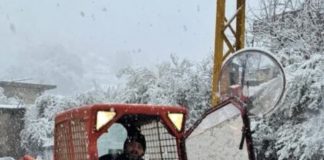 *بالصورة: جرف ثلوج لتسهيل حركة المرور في ترتج*