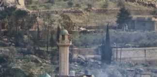 *بالصورة ؛ قوة مشاة إسرائيلية’ تداهم المحلات التجارية ومنازل المواطنين قرب مسجد بلدة عديسة*