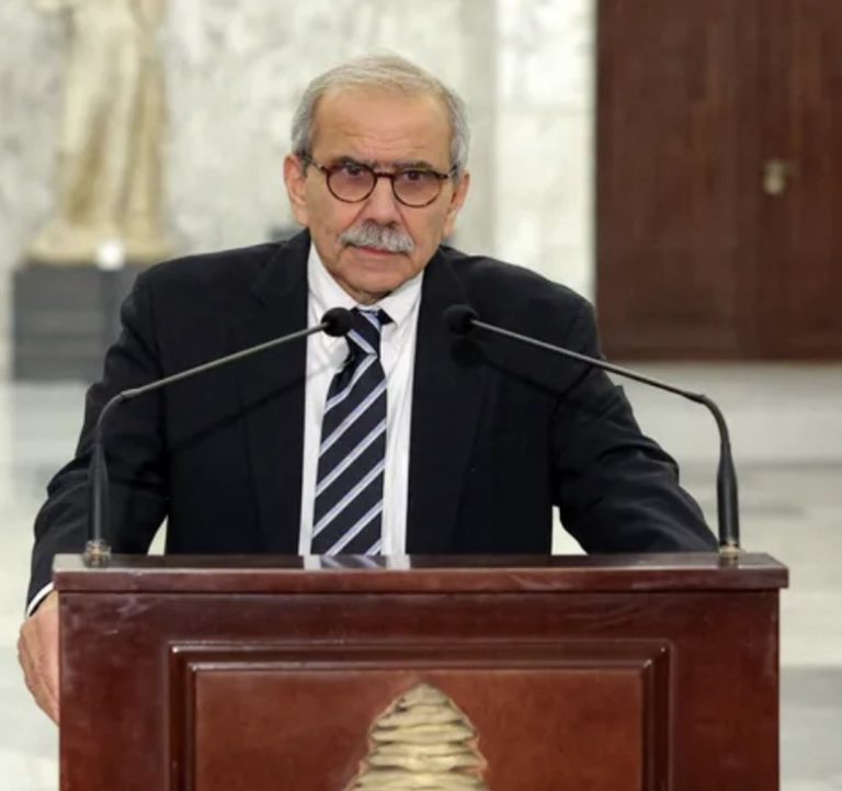 *بالصورة: الرئيس سلام يتناول الغداء مع عائلته في كافيتيريا الموظفين*