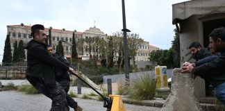 *بالصور- مواصلة رفع العوائق الاسمنتية من محيط السرايا الحكومية في وسط بيروت*