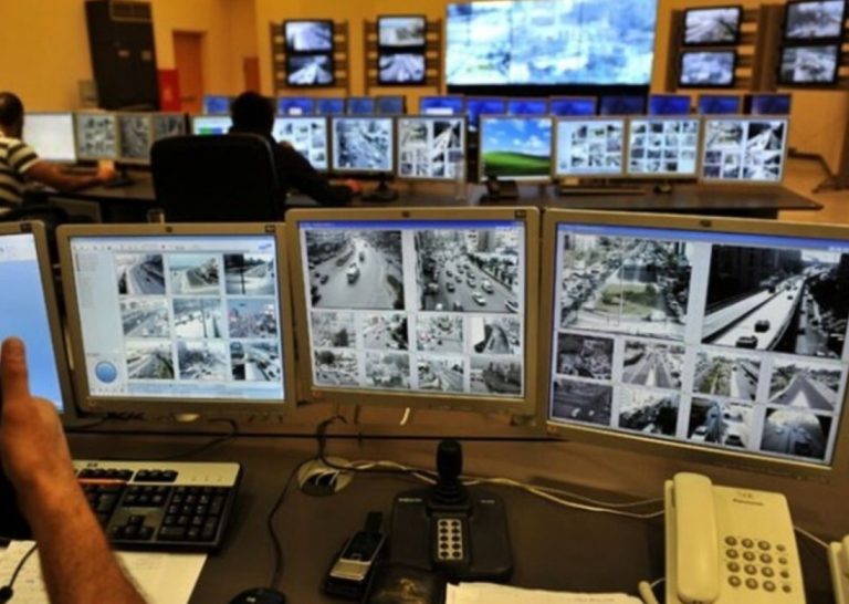 *يطلب من السائقين تخفيف السرعة على اوتوستراد المطار نفق السفارة الكويتية بسبب اشغال تركيب إنارة داخل نفق المدينة الرياضية (التحكم المروري)*