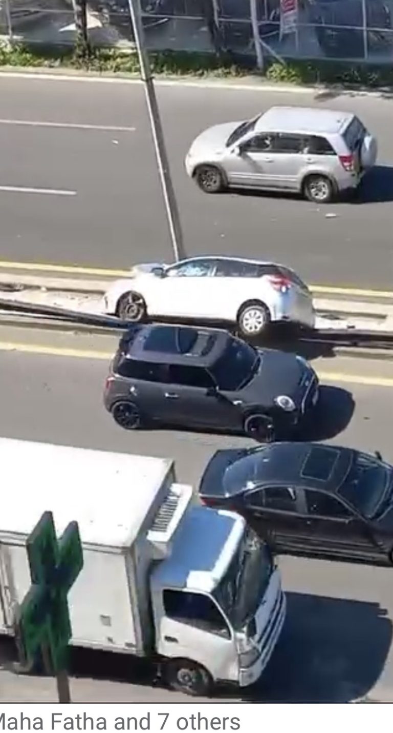 *بالصورة ؛ انحراف سيارة عن مسارها واستقرارها وسط الأوتوستراد في ساحل علما بالقرب من labeille dor اتجاه بيروت&nbsp;ويشهد المسلكين زحمة سير ،كما لم نفد عن سقوط إصابات بالأرواح*&nbsp;