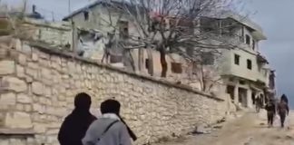 *قوات الاحتـ ـلال’ تعيد تقدمها إلى محيط الساتر الترابي في حولا بعد أن فرقت الأهالي بإطلاق النار عليهم وعلى الصحافيين ومعلومات متداولة عن إصابة المواطن محمد زناتي في قدمه بالرصاص الإسرائيلي’ في حولا*