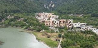 *إنهيار صخري يقطع طريق عيون السمك ـ الضنية*