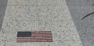 *علم الولايات المتحدة على أرض المطار!*