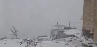 *العاصفة بلغت ذروتها صباحا والثلوج لامست السواحل وقطعت الطرق بدءا من 500 متر والحرارة تدنت الى مستويات قياسية*