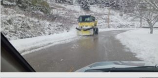 *وزارة الأشغال العامة والنقل تواصل جهودها لفتح الطرقات الجبلية بعد العاصفة “آدم”*