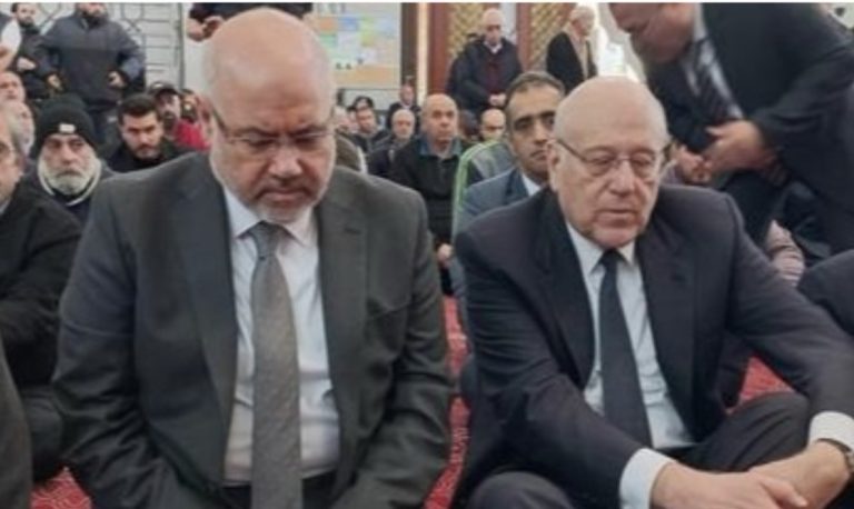 *ميقاتي يؤدي صلاة الجمعة في جامع الخاشقجي ويقدم التعازي للأبيض بوفاة والده*