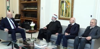 *المفتي الرفاعي سلم الرئيس عون دعوة من مفتي الجمهورية لحضور افطار دار الفتوى*