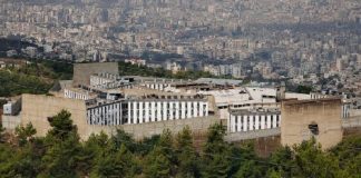 100 سجين سوري في لبنان يضربون عن الطعام