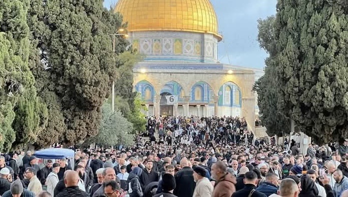 *120 ألف مصل يؤدون صلاة العيد في المسجد الأقصى*