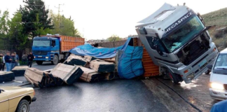 انقلاب شاحنة مع حمولتها على طريق ضهر البيدر – المريجات ادى الى تسرب المازوت وازدحام مروري