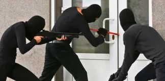 عملية سطو في طرابلس: ملثمان يقتحمان محلًا عبر خرق الحائط