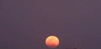 الصورة في جنوب لبنان : إحمرار وخسوف البدر