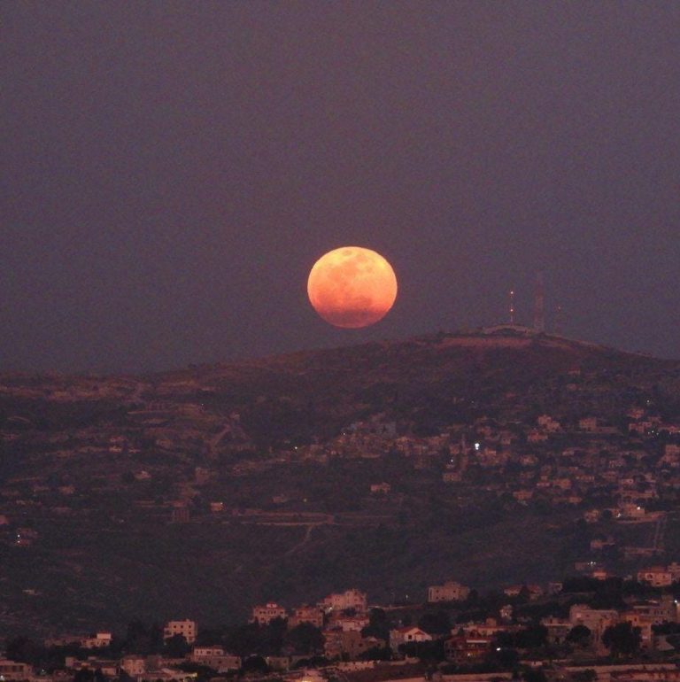 الصورة في جنوب لبنان : إحمرار وخسوف البدر