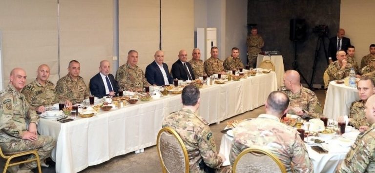 *بالصورة ؛ إفطار رمضاني يجمع الرئيس جوزاف عون بضباط الحرس الجمهوري*