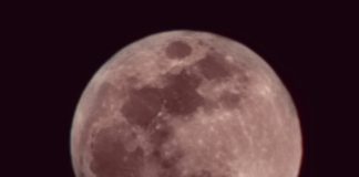 قمر لبنان قبل خسوفه الكلي بعد ساعات عدة