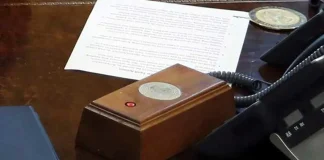 ترامب يكشف سر الزر الأحمر الشهير على مكتبه!