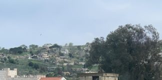 الأخبار: محلّقة إسرائيلية تلقي قنابل على مقهى في وسط حولا كان قد استهدف أمس وعلى محيط منزل مأهول قرب المخفر