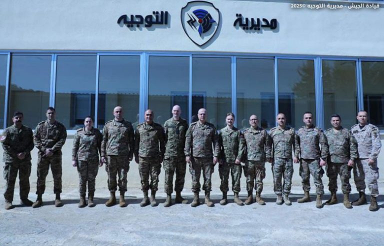 حفل تخريج وتوزيع شهادات لضباط وعسكريين من مختلف وحدات الجيش تابعوا برنامج نشاطات في مجال التواصل الاستراتيجي