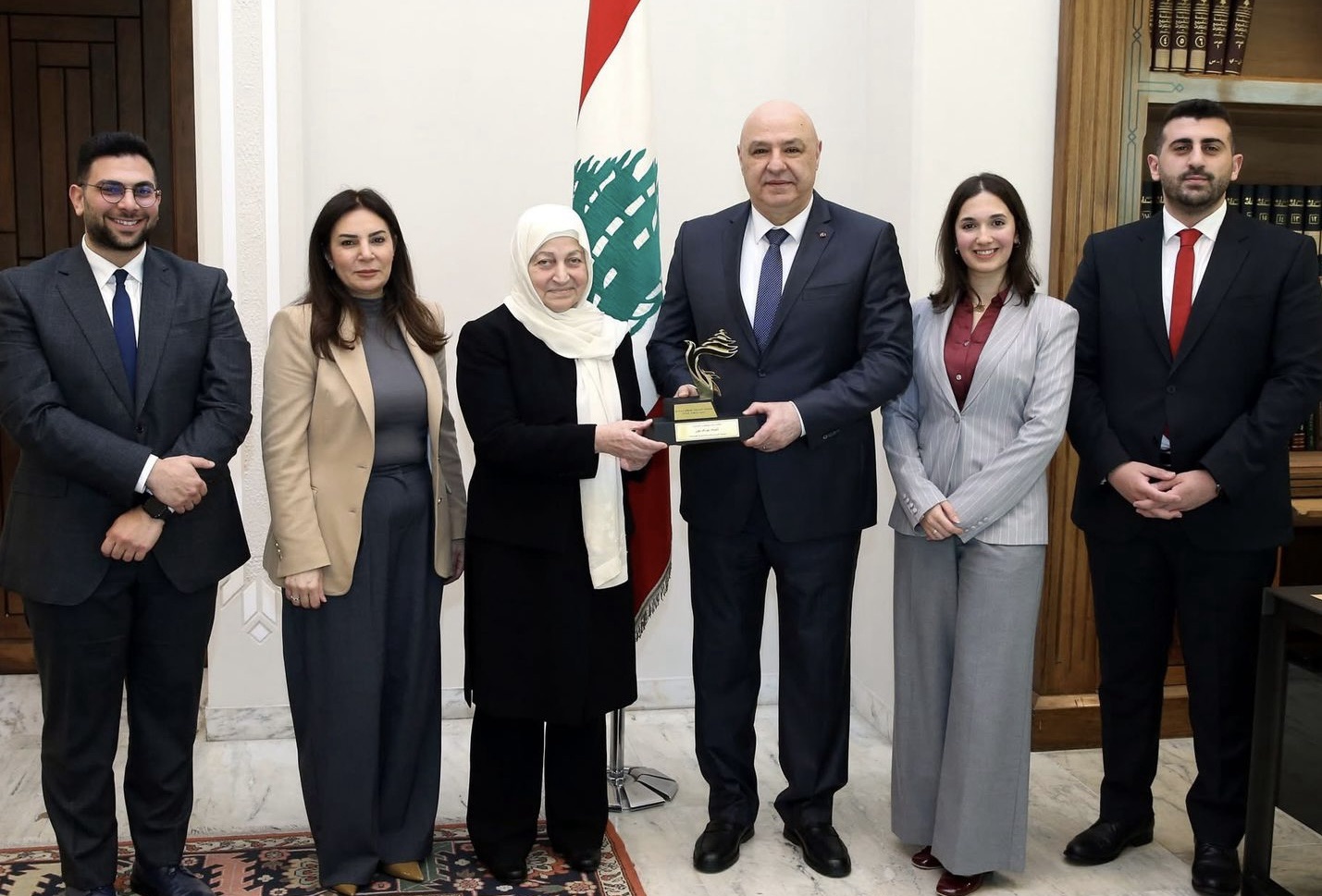 *مؤسسة الحريري للتنمية البشرية المستدامة، برئاسة السيدة بهية الحريري، قدّمت لرئيس الجمهورية عرضًا لخطاب القسَم من إعداد المؤسسة، كما أهدت الحريري إلى الرئيس عون شعار المؤسسة عربون تقدير وامتنان*