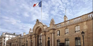 الرئيس عون والوفد المرافق غادر مطار “لو بورجيه” في طريقه إلى قصر الإليزيه حيث سيقام الاستقبال الرسمي ويكون في انتظاره الرئيس ايمانويل ماكرون