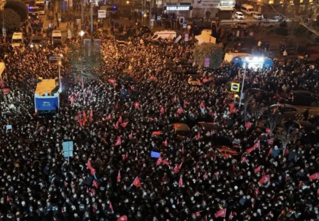 *تركيا تغلي: اعتقال منددين بتوقيف رئيس بلدية اسطنبول وتظاهرات حاشدة رفضًا للتصفية السياسية*