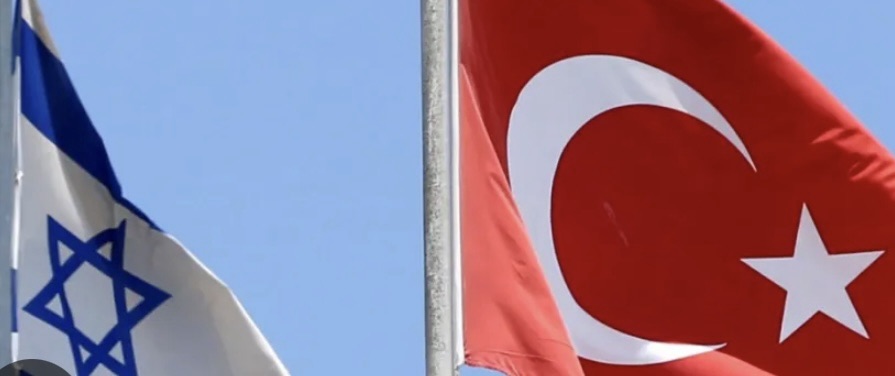 *القناة 12 العبرية: يمكن اعتبار الهجمات الإسرائيلية’ على سوريا الليلة إشارة تحذير لأردوغان بعدم التدخل في المنطقة، تمتلك تركيا صناعة عسكرية متطورة، وتسعى لإدخالها إلى سوريا من خلال بيع الأسلحة’ للنظام الجديد وفي ضوء التوجه التركي للعب دور محوري في الشرق الأوسط*