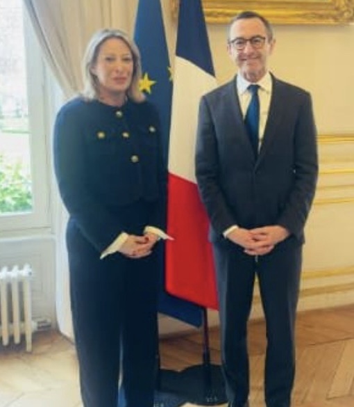 *أيوب التقت وزير الداخلية الفرنسي وبحث في ضرورة تطبيق القرارات الدولية*