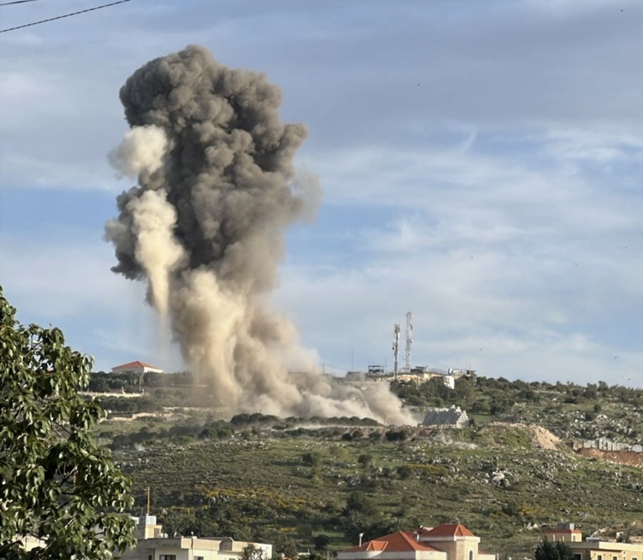 *بالصورة؛ غارة’ اسرائيلية’ استهدفت بلدة حداثا جنوب لبنان وبلدات اخرى*