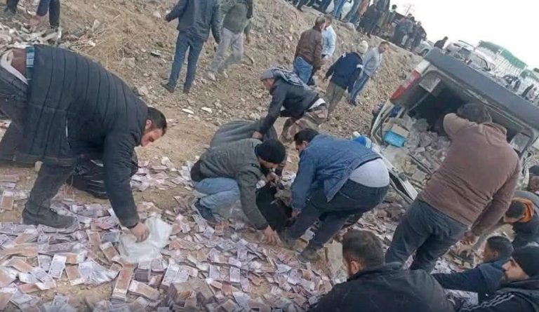 *بالصورة ؛ تطاير ملايين الليرات على اوتوستراد حمص-دمشق*