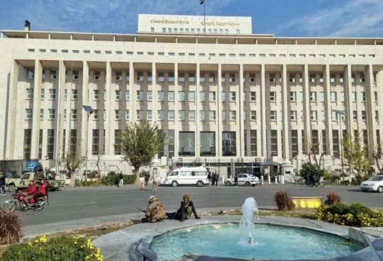 *بريطانيا تلغي عقوباتها على 24 كيانا سوريا بينها البنك المركزي*