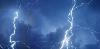 *صاعقة تودي بحياة امرأة مصرية وتصيب أخرى*