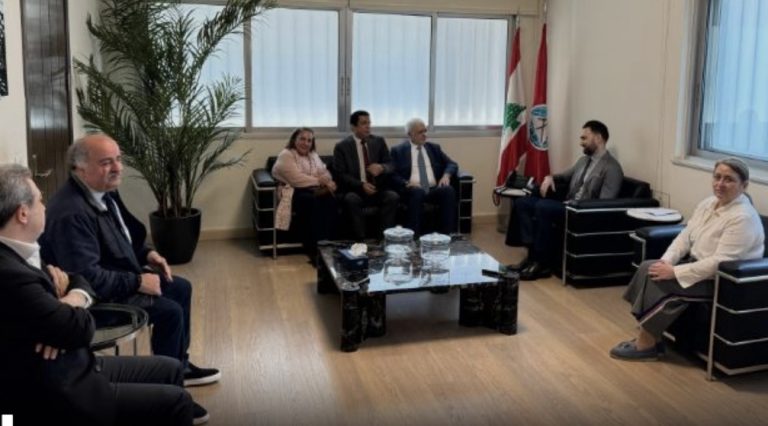 *جنبلاط عرض مع وفد رابطة متفرغي اللبنانية لشؤون الجامعة وملفاتها*