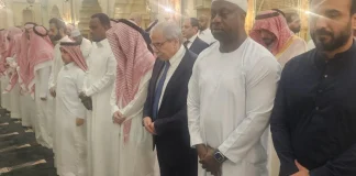 بالصور- سلام يؤدي صلاة الفجر في السعودية