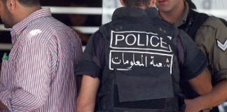 عقيد يشارك مطلوباً في مقهى!