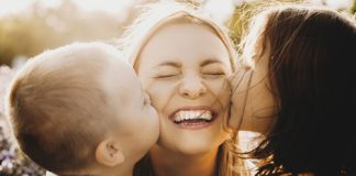 الأم… أعمال بلا راتب ولا إجازة وتساهم بالاقتصاد الوطني