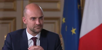 وزير خارجية فرنسا: اقترحت فرض عقوبات على الضالعين في الهجمات على العلويين بسوريا