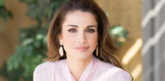 الملكة رانيا تطمئن على حالة طفل أضرم رفاقه النار بجسده