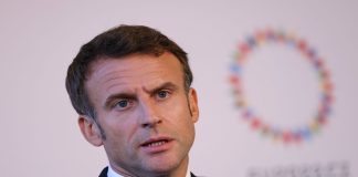 ماكرون دعا نظيريه الأميركي والأوكراني إلى الهدوء والاحترام