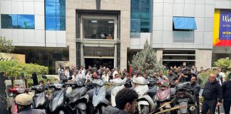 صورة متداولة: عناصر من قوى الأمن يقومون بحجز دراجات نارية عائدة لطلاب كانت مركونة إلى جانب الأرصفة أمام الجامعة اللبنانية الدولية على طريق سليم سلام.