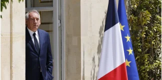 فرنسا… المعارضة تهدد بالإطاحة بالحكومة