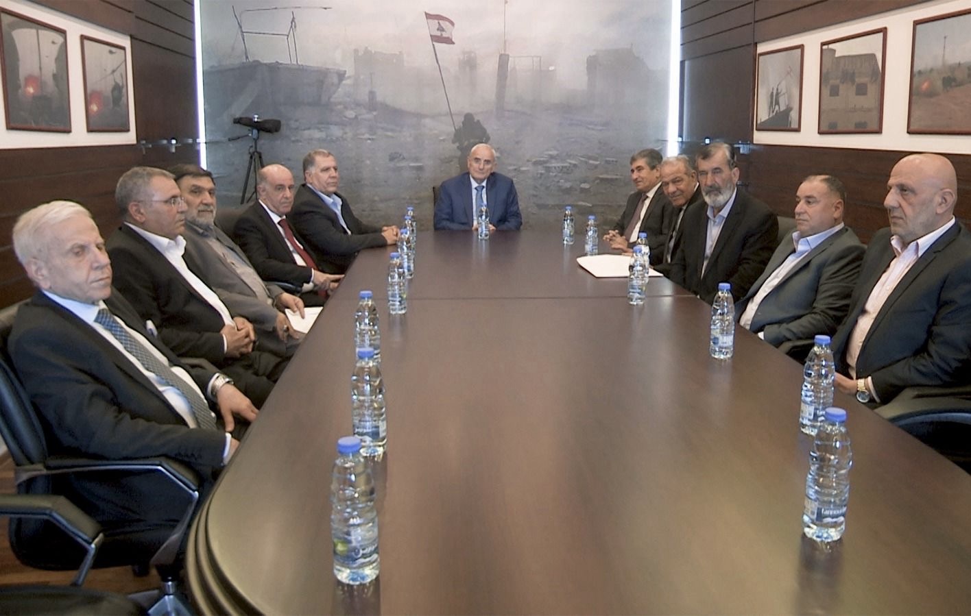 *لقاءات لوزير الدفاع الوطني تناولت شؤونا معيشية وأمنية*