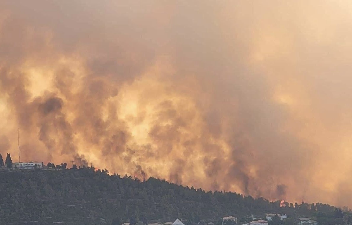 *إعلام اسرائيلي’: صورة من الحرائق المندلعة في منطقة “بيت شيمش” قرب القدس المحتلة ومناطق أخرى*