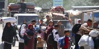 فرار الآلاف من رفح… 25 قتيلاً وأكثر من 100 جريح بضربة على مركز للنازحين